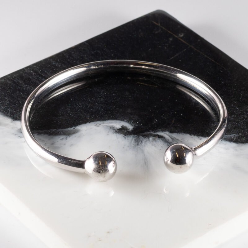 Sterling silver bangle. 4.4mm. 5.5cm